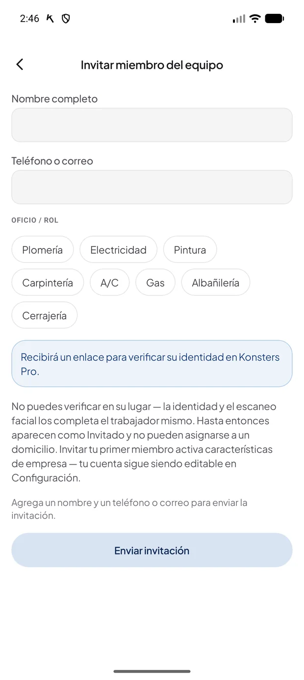 Formulario para invitar a un miembro del equipo con nombre, contacto y oficio